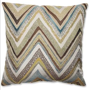 NWT-Pillow Perfect Zig Zag Capri Throw Pillow